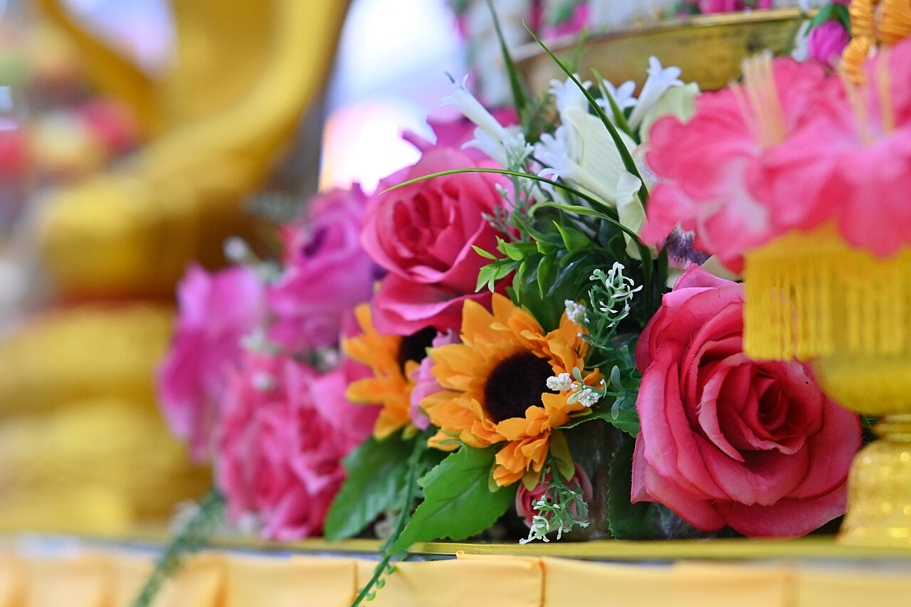 Buquê de rosas e girassol montado à mão pela Florescer